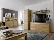 Nábytek do obývacího pokoje FIRENZE_ sestava kombi 7_ skříňka vysoká 08 + lowboard 47 + závěsná police velká 31 + highboard 48 + konferenční stůl 50_ LED osvětlení jako volitelné příslušenství_ foto s dekoracemi_ obr. 1