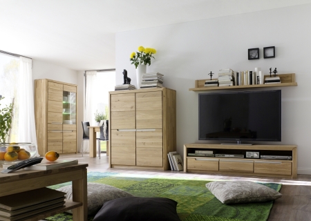 Nábytek do obývacího pokoje FIRENZE_ sestava kombi 8_ skříňka 07 + TV-spodní díl velký 21 + závěsná police velká 31 + vitrína 10_ LED osvětlení jako volitelné příslušenství_ foto s dekoracemi_ obr. 1