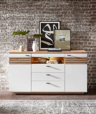 Nábytek do obývacího pokoje FREMONT_ sideboard 40 C5 HW 20_ rozměry š/v/h_ 175/97/47 cm_ čelní pohled_ foto s dekorací_ volitelné LED osvětlení_ obr. 9