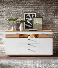 Nábytek do obývacího pokoje FREMONT_ sideboard 40 C5 HW 20_ rozměry š/v/h_ 175/97/47 cm_ čelní pohled_ foto s dekorací_ volitelné LED osvětlení_ obr. 9 Nábytek do obývacího pokoje FREMONT_ sideboard 40 C5 HW 20_ rozměry š/v/h_ 175/97/47 cm_ čelní pohled_ foto s dekorací_ volitelné LED osvětlení_ obr. 9