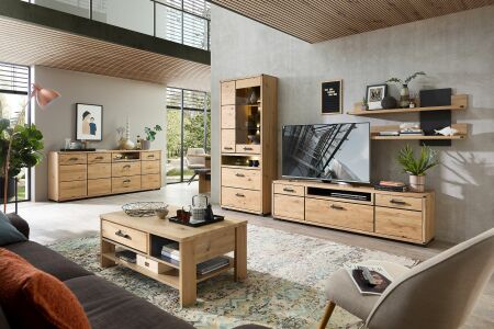 Nábytek do obývacího pokoje NATURA_ ob. sestava 1X 15 HH 80 + sideboard 1X 15 HH 21 + konf. stůl 2X 15 HH 02 _ včetně LED osvětlení_ foto s dekoracemi_ obr. 1