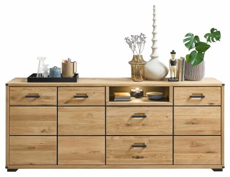 Nábytek do obývacího pokoje GAMMA_ sideboard 1X 15 HH 21_ rozměry š/v/h_ 219/90/43 cm_ čelní pohled_ včetně LED osvětlení_ foto s dekoracemi_ obr. 10