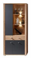 Nábytek do obývacího pokoje GATE_ regálová skříňka 10 P3 HG 01_ rozměry š/v/h_ 86/193/38 cm_ čelní pohled_ včetně LED osvětlení_ foto s dekorací_ obr. 6