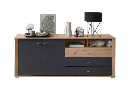 Nábytek do obývacího pokoje GATE_ sideboard 10 P3 HG 20_ rozměry š/v/h_ 193/78/45 cm_ čelní pohled_ foto s dekorací_ obr. 11