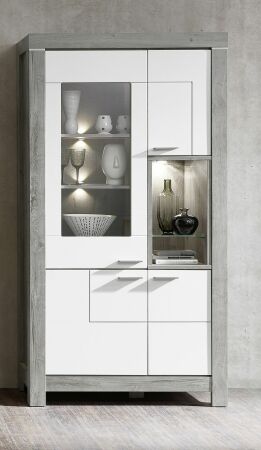Nbytek do obvacho pokoje GRACE II._ vitrna 4T 54 3W 02_ rozmry /v/h_ 100/200/42 cm_ vetn LED osvtlen_ foto s dekorac_ eln pohled_ obr. 7