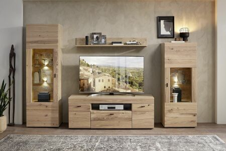 Nábytek do obývacího pokoje MERANO_ ob. sestava 4S 15 HU 80 _ s rozsvíceným LED osvětlením (LED osvětlení jako volitelné příslušenství)_ foto s dekoracemi_ obr. 1