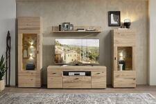 Nábytek do obývacího pokoje MERANO_ ob. sestava 4S 15 HU 80 _ s rozsvíceným LED osvětlením (LED osvětlení jako volitelné příslušenství)_ foto s dekoracemi_ obr. 4