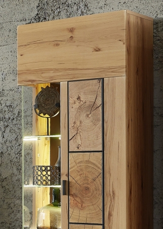 Nábytek do obývacího pokoje MERCURY I._ detail bočního prosklení u vitrín a dekorativní aplikace "Hirnholz"_ obr. 5