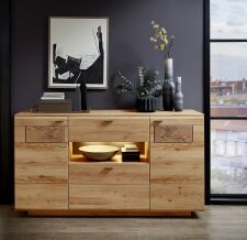 Nábytek do obývacího pokoje MERCURY I._ sideboard 40 A6 BB 20_ rozměry š/v/h_ 175/98/47 cm_ čelní pohled_ volitelné LED osvětlení v příslušenství_ foto s dekorací_ obr. 10