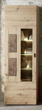 Nábytek do obývacího pokoje MERCURY II._ vitrína 40 A6 HH 05_ rozměry š/v/h_ 65/201/37 cm_ čelní pohled_ volitelné LED osvětlení v příslušenství_ foto s dekorací_ obr. 7