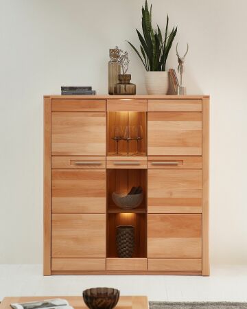 Nábytek do obývacího pokoje NATURA_ highboard 12 18 FF 22_ rozměry š/v/h_ 127/137/40 cm_ čelní pohled_ včetně LED osvětlení_ foto s dekorací_ obr. 6