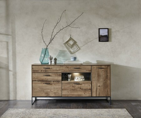 Nábytek do obývacího pokoje RICHMOND_ sideboard 4T 23 VV 23_ rozměry š/v/h_ 175/91/48 cm_ foto s dekorací_ volitelné LED osvětlení_ obr. 7
