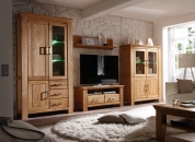 Nábytek do obývacího pokoje SIENA_ obývací sestava A-05130-2 _ rozměry š/v/h_ 365 (bez mezer mezi elementy)/210/47 cm_ LED osvětlení jako volitelné příslušenství_ foto s dekoracemi_ obr. 1