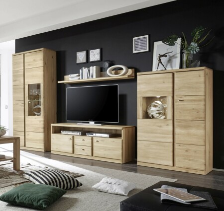 Nábytek do obývacího pokoje TERANO II._ obývací sestava 40 52 04 _ rozměry š/v/h_ 323 (bez mezer mezi elementy)/203/46 cm_ LED osvětlení jako volitelné příslušenství_ foto s dekoracemi_ obr. 2