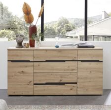 Nábytek do obývacího pokoje VANCOUVER_ sideboard 1K G6 GH 20_ rozměry š/v/h_ 165/82/44 cm_ čelní pohled_ foto s dekoracemi_ obr. 9