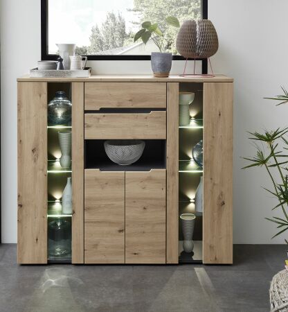 Nábytek do obývacího pokoje VANCOUVER_ highboard 1K G6 GH 21_ rozměry š/v/h_ 145/127/38 cm_ včetně LED osvětlení_ čelní pohled_ foto s dekoracemi_ obr. 11