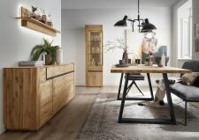 Obývací a jídelní nábytek AURUM_ vitrína 199810EN + sideboard 199831EN + závěsná police 199874EN_ včetně LED osvětlení + jídelní stůl (dodáván externě)_ obr. 10