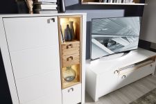Obývací a jídelní nábytek NIZZA _detail předních ploch z dubového masivu s klínovým spojem _ obr. 14 Obývací a jídelní nábytek NIZZA _detail předních ploch z dubového masivu s klínovým spojem _ obr. 14