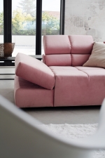 Sedací souprava OREGON 2.0_sestava 2AL-UBERgroß_v látce Velvet rosa_detail polohovatelné područky_čelní pohled_obr. 6