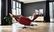 Relaxační polohovatelné křeslo SAXON 9501_ opěradlo C_ područky 2_ v kůži Cento rosso antico_ foto s modelem_ obr. 5 Relaxační polohovatelné křeslo SAXON 9501_ opěradlo C_ područky 2_ v kůži Cento rosso antico_ foto s modelem_ obr. 5