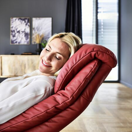 Relaxační polohovatelné křeslo SAXON 9501_ opěradlo C_ područky 2_ v kůži Cento rosso antico_ foto s modelem_ obr. 7