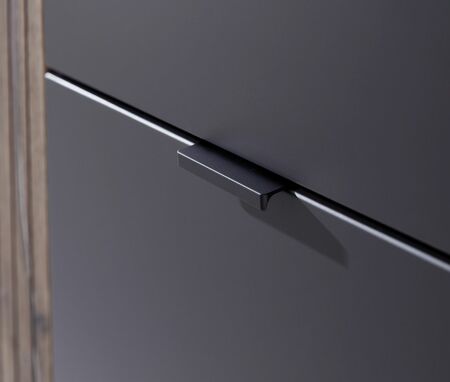 Předsíňový nábytek PRESTIGE_ detail supermatných předních ploch a úchytky_ obr. 4