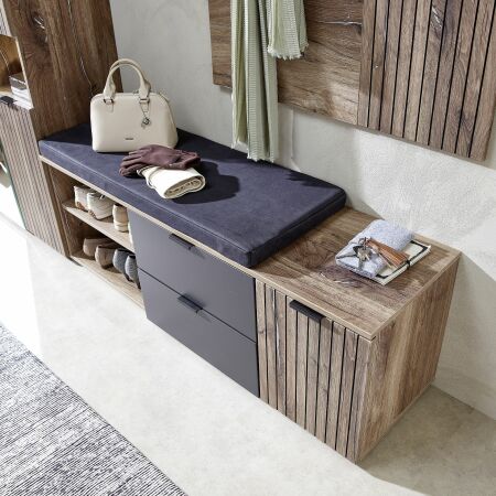 Předsíňový nábytek PRESTIGE_ detail lavice s polštářem na sezení_ obr. 6