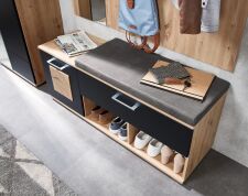 Předsíňový nábytek SUN black_ detail lavice se šatním panelem a zrcadlem_ obr. 4