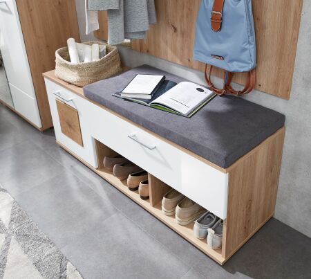Předsíňový nábytek SUN white_ detail lavice se šatním panelem a zrcadlem_ obr. 4