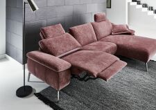 Sedací souprava Raquel 1205_ detail motorové polohovací funkce RELAX_ v látce Cosmopolitan rosewood_ obr. 21 Sedací souprava Raquel 1205_ detail motorové polohovací funkce RELAX_ v látce Cosmopolitan rosewood_ obr. 21