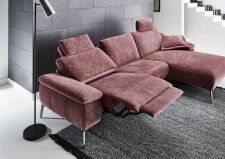 Sedací souprava Raquel 1205_ detail motorové polohovací funkce RELAX_ v látce Cosmopolitan rosewood_ obr. 21 Sedací souprava Raquel 1205_ detail motorové polohovací funkce RELAX_ v látce Cosmopolitan rosewood_ obr. 21