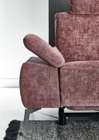 Sedací souprava Raquel 1205_ detail polohovatelné područky_v látce Cosmopolitan rosewood_ obr. 24