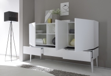 Sideboard (komoda) REX_bílá-wenge_sokl_3 proskl. dv.+ 3 zásuvky_otevřený Sideboard (komoda) REX_bílá-wenge_sokl_3 proskl. dv.+ 3 zásuvky_otevřený