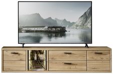 Nábytek do obývacího pokoje ALGARVE_ TV-závěsný element 46 16 HH 33_ rozměry š/v/h_ 210/46/41 cm_ volitelné LED osvětlení_ čelní pohled_ foto s dekoracemi_ obr. 5