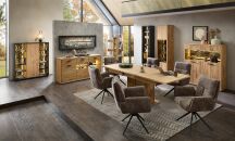 Nábytek do obývacího pokoje a jídelny ALGARVE_ sestava "dining room"_ typy 22+20+43+24+28+01+08+jídelní stůl_ volitelné LED osvětlení v příslušenství_ foto s dekoracemi_ jídelní křesla nejsou součástí sestavy_ obr. 1