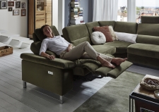 Sedací souprava SAMANTHA 1002_sestava 1,5med.-1,5med.-SegE-1AR_v látce Velvet oliv_obr. 42 Sedací souprava SAMANTHA 1002_sestava 1,5med.-1,5med.-SegE-1AR_v látce Velvet oliv_obr. 42