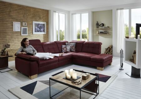 Sedací souprava SAMU_ sestava 3LKV -1,5KORKV_ rohové rozměry sestavy zleva 299 x 243 cm_ polohovatelné opěrky hlavy ve standardu_ ostatní volitelné funkce za příplatek_ v látce Deluxe wine_ foto s modelem_ obr. 3