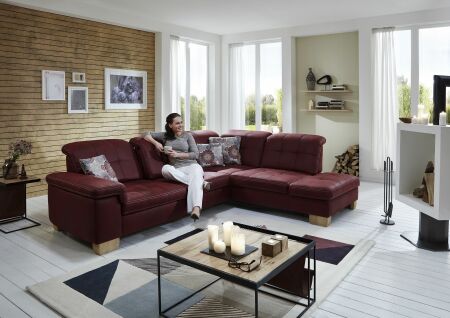 Sedací souprava SAMU_ sestava 3LKV -1,5KORKV_ rohové rozměry sestavy zleva 299 x 243 cm_ polohovatelné opěrky hlavy ve standardu_ ostatní volitelné funkce za příplatek_ v látce Deluxe wine_ foto s modelem_ obr. 2