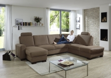Sedací souprava CINCINATTI_ sestava CanL-2,5EL-SE-1,5AhoR_ rohové rozměry zleva 163 x 319 x 241 cm_ volitelné funkce a polštáře za příplatek_ v látce Holiday mandel_ foto s modelem_ obr. 5