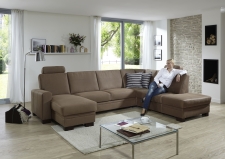 Sedací souprava CINCINATTI_ sestava CanL-2,5EL-SE-1,5AhoR_ rohové rozměry zleva 163 x 319 x 241 cm_ volitelné funkce a polštáře za příplatek_ v látce Holiday mandel_ foto s modelem_ obr. 3