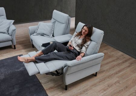 Sedací souprava SEVILLA 3620_ sestava 1,5sed medium s podr. vlevo + mezilehlý prvek + 1,5sed medium s podr. vpravo_ polohovací funkce RELAX_ v látce Easy Care light blue_ obr. 6