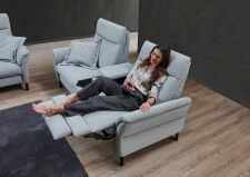 Sedací souprava SEVILLA 3620_ sestava 1,5sed medium s podr. vlevo + mezilehlý prvek + 1,5sed medium s podr. vpravo_ polohovací funkce RELAX_ v látce Easy Care light blue_ obr. 6 Sedací souprava SEVILLA 3620_ sestava 1,5sed medium s podr. vlevo + mezilehlý prvek + 1,5sed medium s podr. vpravo_ polohovací funkce RELAX_ v látce Easy Care light blue_ obr. 6