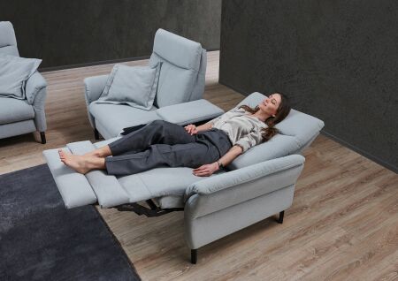 Sedací souprava SEVILLA 3620_ sestava 1,5sed medium s podr. vlevo + mezilehlý prvek + 1,5sed medium s podr. vpravo_ polohovací funkce RELAX_ v látce Easy Care light blue_ obr. 7