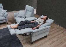 Sedací souprava SEVILLA 3620_ sestava 1,5sed medium s podr. vlevo + mezilehlý prvek + 1,5sed medium s podr. vpravo_ polohovací funkce RELAX_ v látce Easy Care light blue_ obr. 7 Sedací souprava SEVILLA 3620_ sestava 1,5sed medium s podr. vlevo + mezilehlý prvek + 1,5sed medium s podr. vpravo_ polohovací funkce RELAX_ v látce Easy Care light blue_ obr. 7