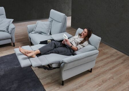 Sedací souprava SEVILLA 3620_ sestava 1,5sed medium s podr. vlevo + mezilehlý prvek + 1,5sed medium s podr. vpravo_ polohovací funkce RELAX_ v látce Easy Care light blue_ obr. 8