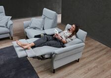 Sedací souprava SEVILLA 3620_ sestava 1,5sed medium s podr. vlevo + mezilehlý prvek + 1,5sed medium s podr. vpravo_ polohovací funkce RELAX_ v látce Easy Care light blue_ obr. 8 Sedací souprava SEVILLA 3620_ sestava 1,5sed medium s podr. vlevo + mezilehlý prvek + 1,5sed medium s podr. vpravo_ polohovací funkce RELAX_ v látce Easy Care light blue_ obr. 8