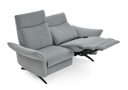 Sedací souprava SEVILLA 3620_ 1,5sed medium s podr. vlevo + 1,5sed medium s podr. vpravo_ polohovací funkce RELAX_ šikmý pohled_ v látce Easy Care light blue_ obr. 22