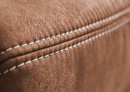 Sedací souprava SHANNON_ sestava 2,5sed + 2,5sed + taburet Ho_ v látce Saddle siena_ detail látky a volitelného kontrastního švu_ obr. 15