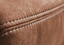 Sedací souprava SHANNON_ sestava 2,5sed + 2,5sed + taburet Ho_ v látce Saddle siena_ detail látky a volitelného kontrastního švu_ obr. 15 Sedací souprava SHANNON_ sestava 2,5sed + 2,5sed + taburet Ho_ v látce Saddle siena_ detail látky a volitelného kontrastního švu_ obr. 15