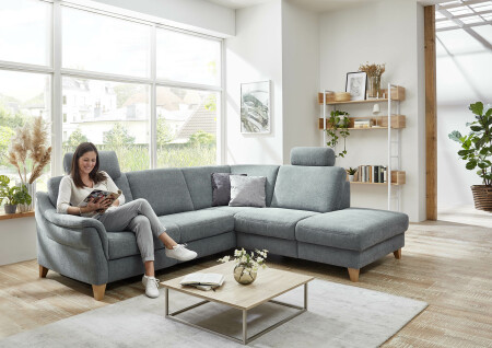 Sedací souprava SHANNON_ sestava 2,5L- RE- 1XAhoR_ rozměry sestavy zleva 255 x 225 cm_ s opěrkou hlavy a opěrkou hlavy PREMIUM_ v látce Milan steel_ obr. 1